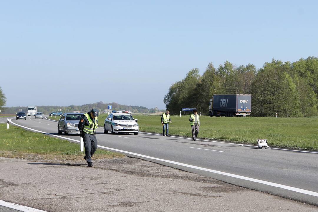 Tyrimas: dviejų žmonių sušaudymo byloje svarbi kiekviena detalė, tad ekspertai kruopščiai tiria kiekvieną radinį.