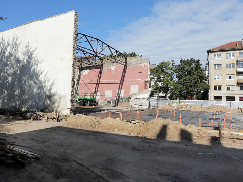 Prognozė: iki šių metų pabaigos rekonstrukcijos darbai buvusiame kino teatre bus baigti. Prekybos centras duris gali atverti dar šiemet.