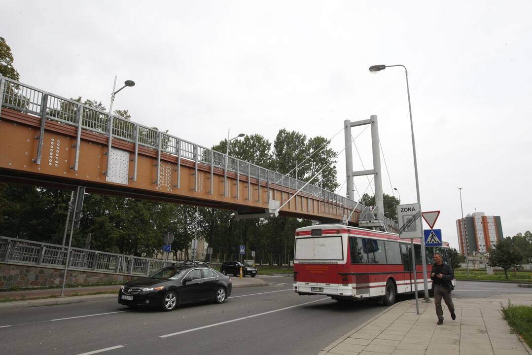 Nesutaria: geležinkelininkai pėsčiųjų tiltą nori perduoti savivaldybei, tačiau ši tokios dovanos nenori.