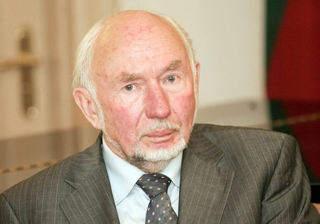 Neįprastų galių turintis vyras teigia, kad vien rankų pojūčiais jis sugeba nustatyti palaidojimų vietas.