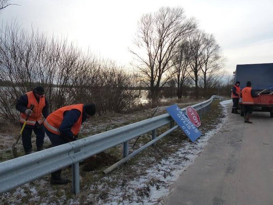 Uždraustas eismas apsemtame Šilutė–Rusnė kelio ruože