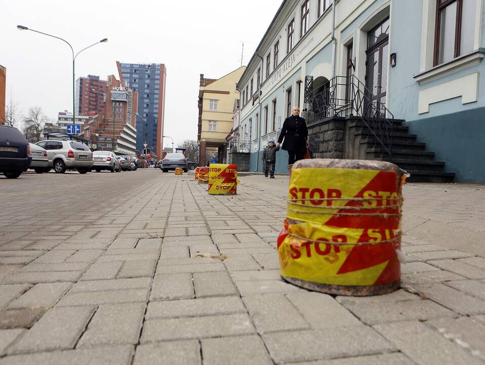  Pažymėjo: vairuotojus erzinantys stulpeliai apsukti "Stop" juosta, kad būtų labiau matomi.