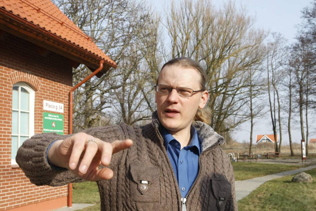Faktai: tai, kad prie Plocio ežero Karklininkų kaime XX a. pradžioje buvo 168 gyvenamieji pastatai, dvi užeigos, trys mokyklos ir ketverios kapinės, o kaime gyveno per 800 žmonių, daugeliui teikia vilčių šiose žemėse rasti aukso vertą akmenį, kuris taptų 