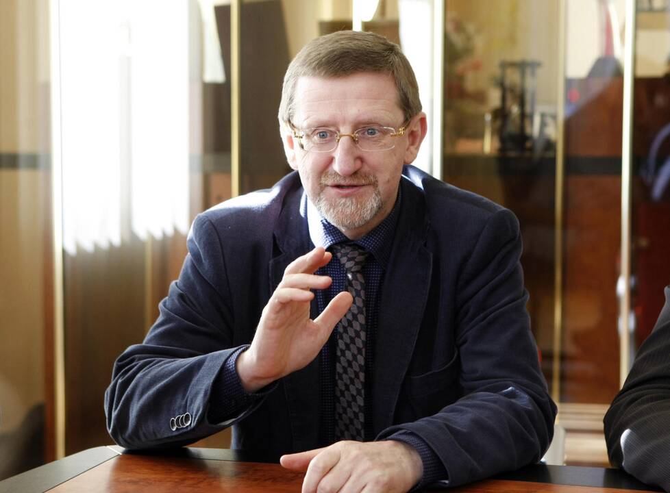 Prekybos centrą vietoje sovietinių laikų griuvėsių panoręs statyti "Viremidos investicijos" vadovas Š.Butkus dėl valdininkų atimamos sklypo dalies žada kautis teisme.