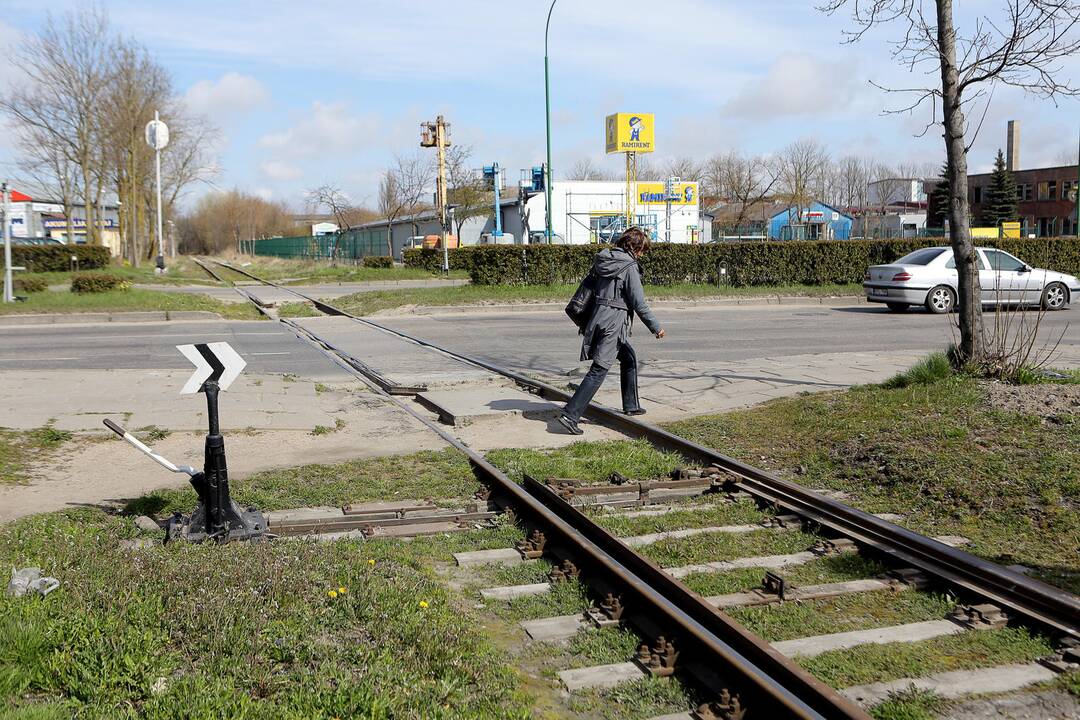 Sunkumai: klaipėdiečius piktina, kad norint kirsti geležinkelį tenka įveikti tikrą kliūčių ruožą.