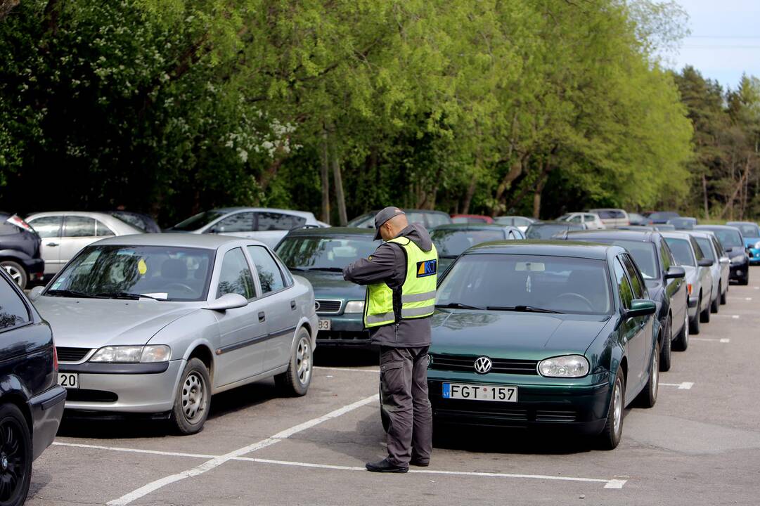 Rinkliavos už automobilių stovėjimą paplūdimių prieigose surinkta daugiau nei pernai.