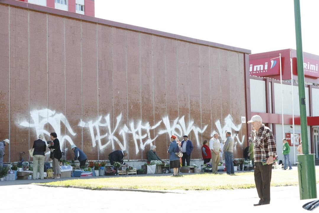 Netikėtumas: ant sienos prie prekybos centro atsirado didelė keverzonė.
