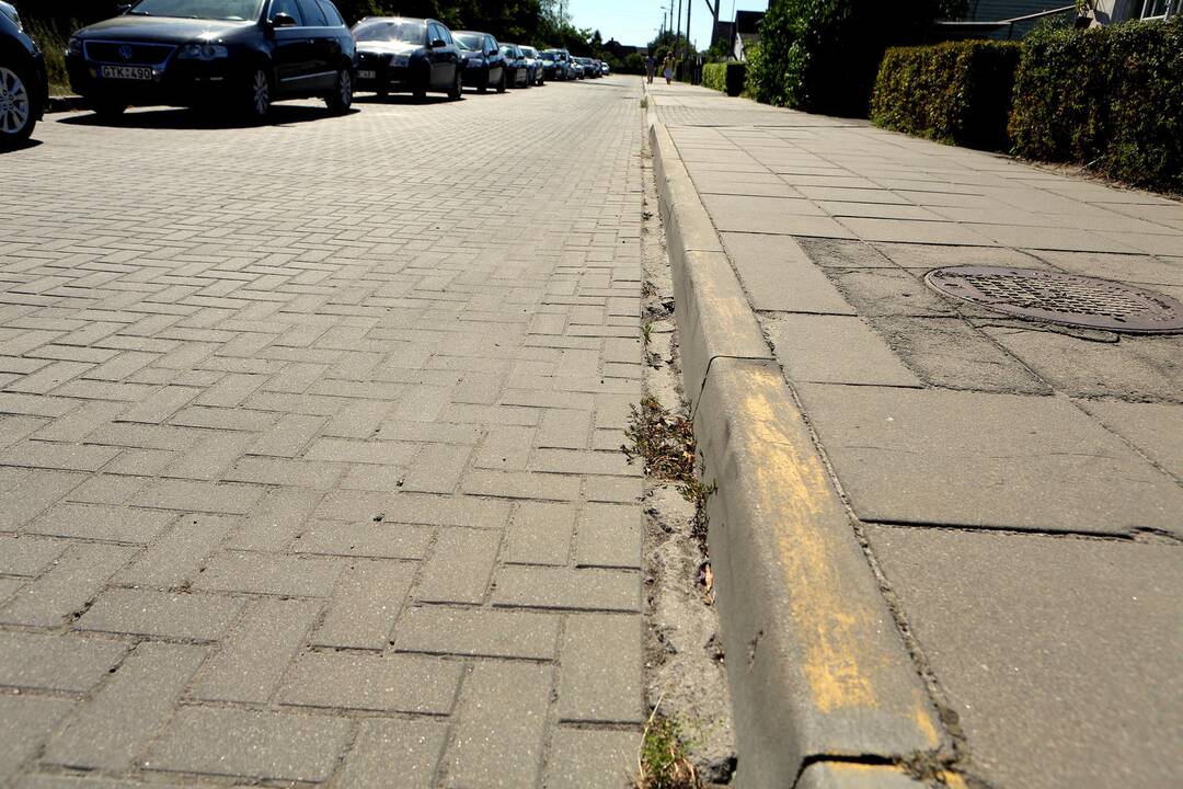 Molo gatvėje šaligatvių borteliai nudažyti ir geltonomis, ir baltomis linijomis.