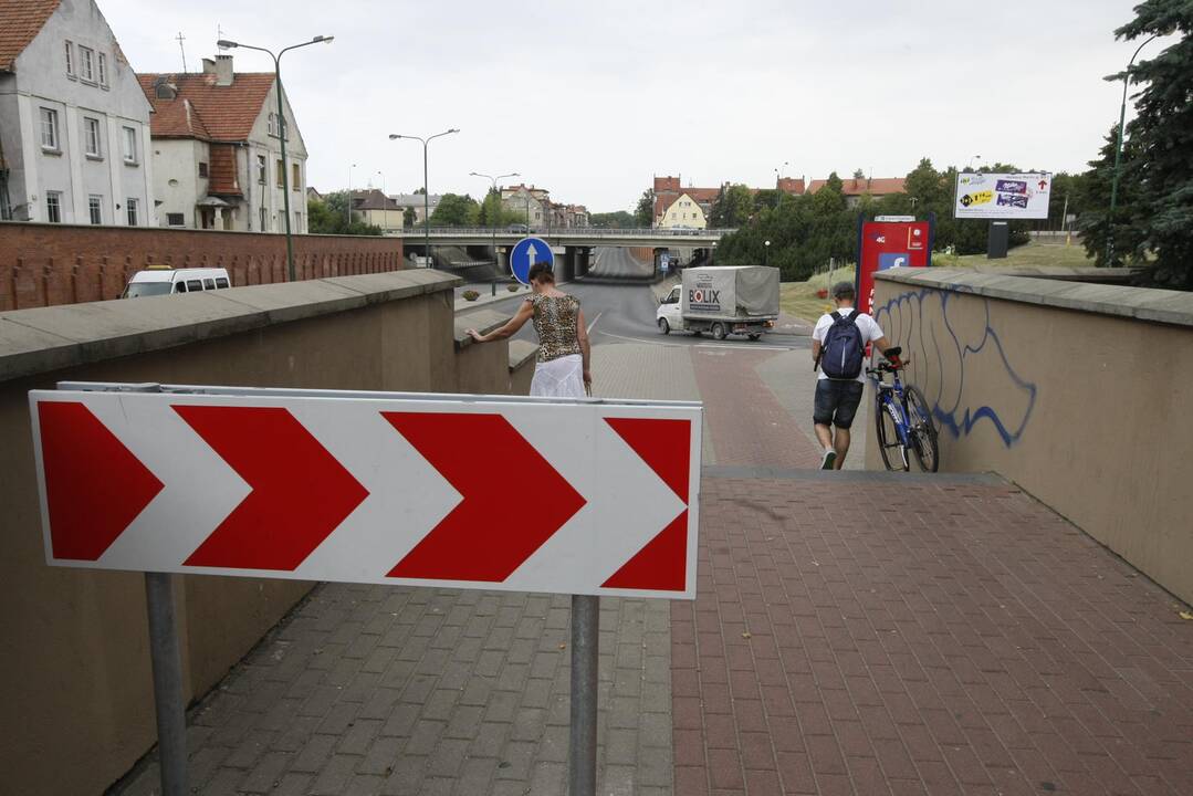 Herkaus Manto gatvėje, prie laiptų, pastatyti nauji ženklai, kuriais siekiama apsaugoti dviratininkus.