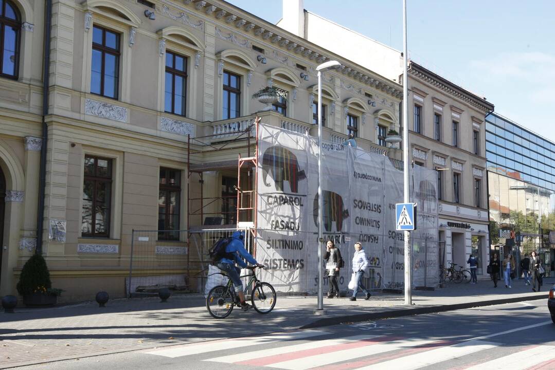 Pastatą pastoliais "aprengė" dėl prasidėjusio balkono remonto.