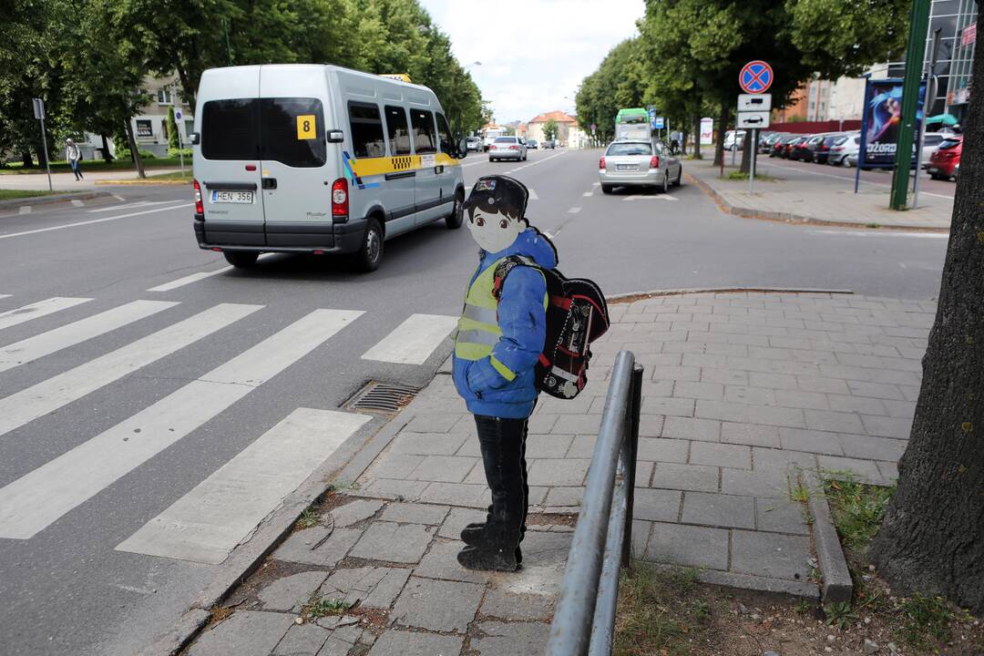 Dauguma pernai prie pavojingų uostamiesčio perėjų išrikiuotų mokinukų muliažų tapo vandalų aukomis, dabar belikęs tik vienas toks ženklas.