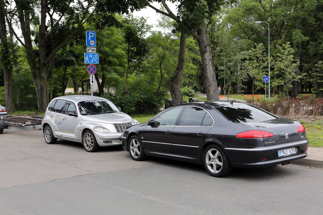 Stovėjimas: teigiama, kad Poilsio parko prieigose pavyko pažaboti stovėti draudžiančių ženklų nepaisiusius vairuotojus.