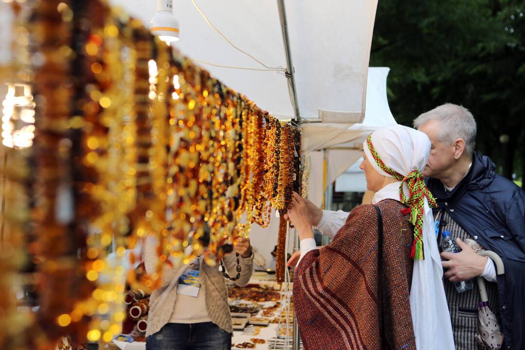 Nepabūgo: penktadienį pliaupęs lietus neišvaikė nei folkloro festivalio "Parbėg laivelis" mugės dalyvių, nei lankytojų.