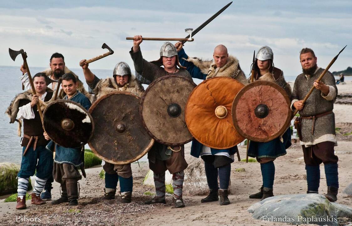 Tradicijos: vaikai ir suaugusieji mėgavosi įspūdingu reginiu – kuršių klubo "Pilsots" pasirodymu.