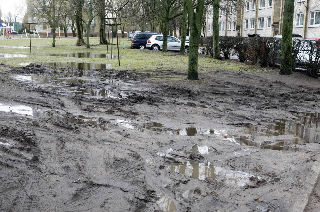 Būklė: kai kurie uostamiesčio daugiabučių namų kiemai primena bekelę.