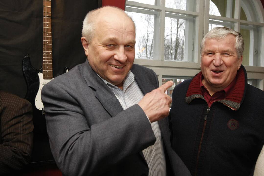 Kol nerimsta aistros dėl to, kur turėtų atsirasti Vyčio paminklas, kai kurie klaipėdiečiai ėmė sukti galvas, kaip čia jiems pirmiems pastačius tokį paminklą buvusioje Lenino aikštėje.