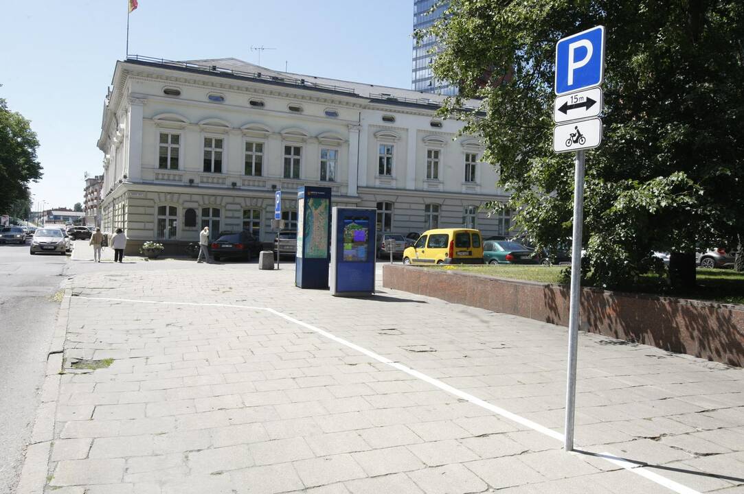 Transportas: senamiestyje įrengtos specializuotos aikštelės motociklams statyti.