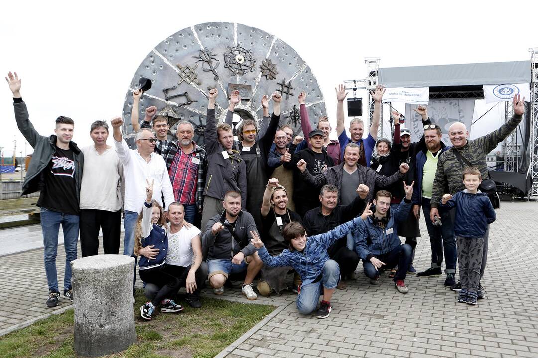 Siūlymas: skulptūros "Piliakalnis" kūrėjai norėtų, kad jų darbas būtų pastatytas Žardės prekybos centro aikštėje.