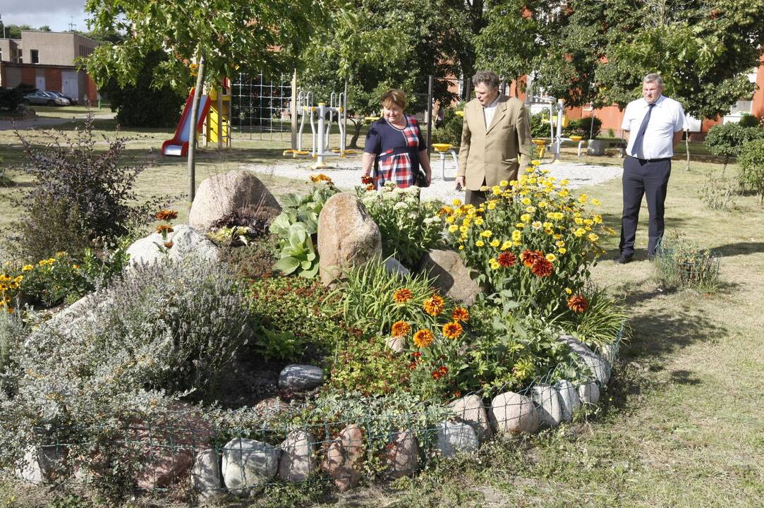 Tradicija: šiemet, kaip ir ankstesniais metais, baigiantis vasarai įvertinti prie daugiabučių Miško kvartale įrengti gėlynai.