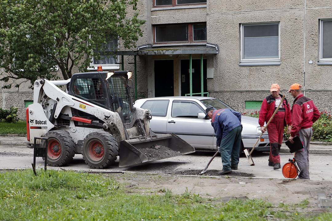 Darbai: mieste toliau lopomi daugiabučių namų kiemai ir įvažos į juos.