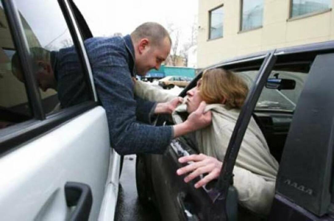 Situacija: prie ugdymo įstaigų nuolat pažeidinėjamos kelių eismo taisyklės, mat trūksta vietos automobiliams, todėl jie statomi kur tik yra nors koks vietos lopinėlis.
