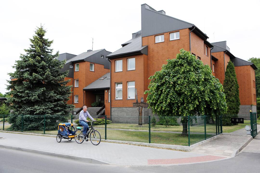 Privilegijos: nors "Lietuvos geležinkeliai" nuo 2018 m. skelbiasi atsisakantys poilsinės Giruliuose, realiai geležinkeliečiai ir šią vasarą joje sėkmingai poilsiaus.