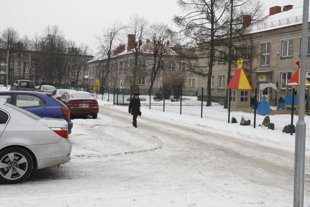 Situacija: gatvelė, vedanti į lopšelį-darželį "Bitutė", yra siaura – joje neprasilenkia du automobiliai. Čia nėra ir šaligatvių, tad tėvai su vaikais priversti eiti važiuojamąja kelio dalimi