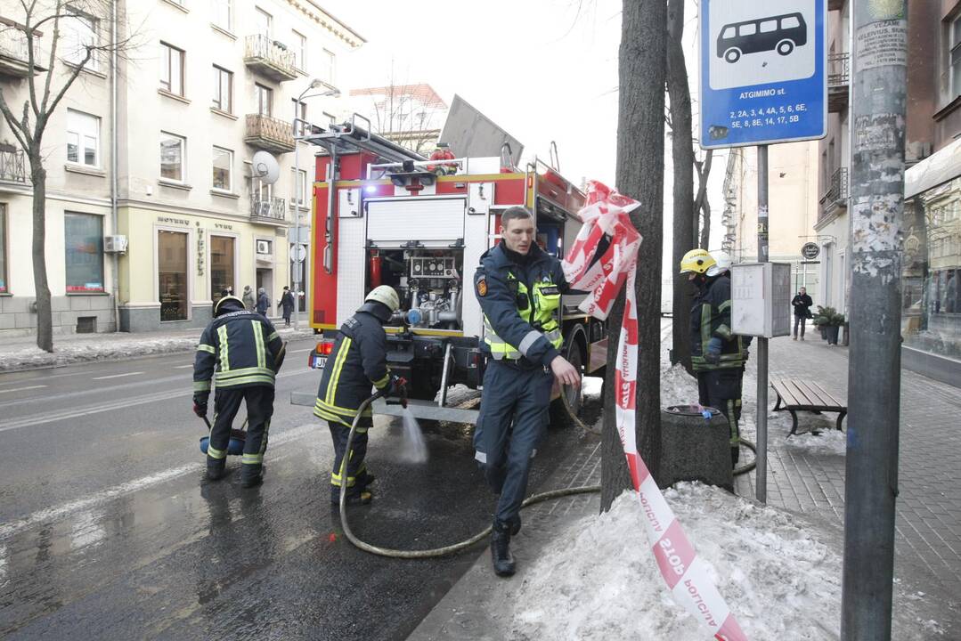 Versija: įvykio liudininkai teigė, kad moteris paslydo ant apledėjusio sniego kauburio.