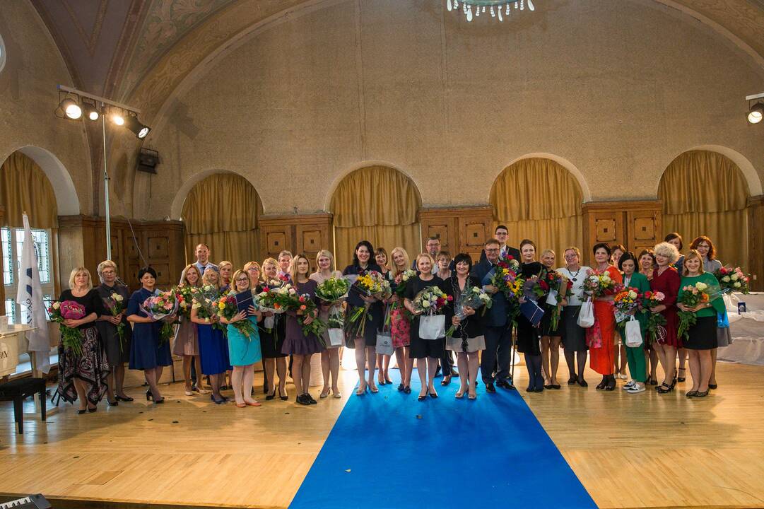 Įvertinimas: tarptautinių olimpiadų prizininkus ir juos ruošusius mokytojus sveikino miesto meras V.Grubliauskas ir mokyklos direktorė R.Kontautienė.