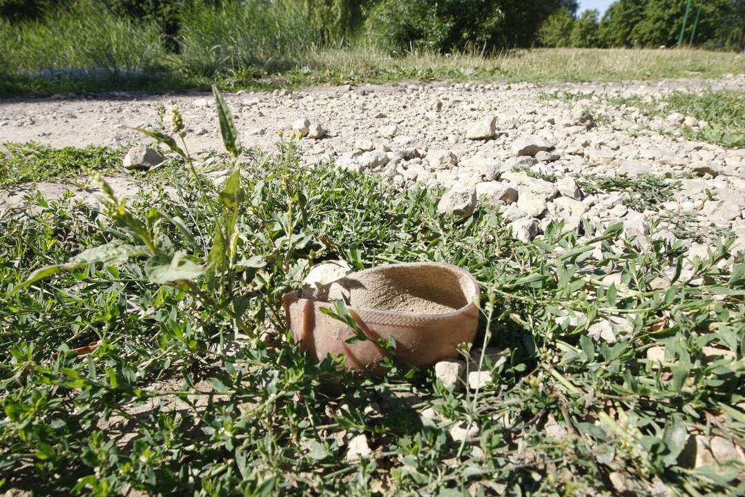 Palikimas: pernai gruodį išmauroję teritoriją darbininkai žadėjo ją sutvarkyti vos tik bus sausesnė dirva, tačiau čia teberiogso žemės krūvos, palikti vamzdžiai ir net įklimpę batai.
