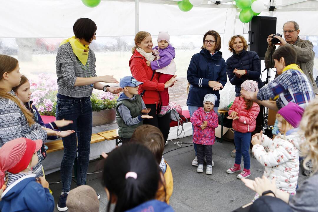 Iniciatyva: visą šią savaitę nuo 11 iki 19 val. klaipėdiečiai pramogauja Karlskronos aikštėje pastatytoje interaktyvioje miesto bibliotekos palapinėje.