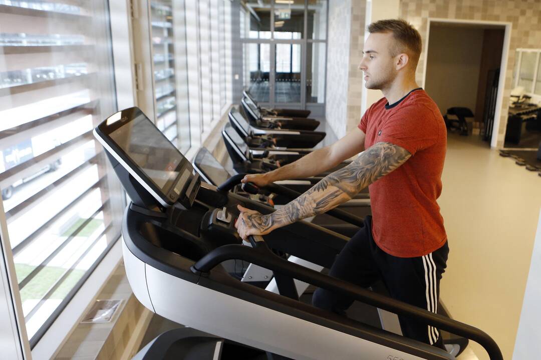 Kom­for­tas: spor­to klu­be įreng­ti iš­ma­nūs tre­ni­ruok­liai pa­dės for­muo­ti trokš­ta­mas kū­no li­ni­jas ir leis mė­gau­tis pa­čiu pro­ce­su, mat tre­ni­ruok­liuo­se įdieg­ta tie­sio­gi­nė są­sa­ja su te­le­vi­zi­ja, in­ter­ne­tu, te­le­fo­nu.