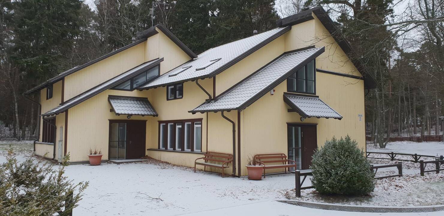Įmonės "Lietuvos geležinkeliai" vadovas M.Bartuška pripažįsta, jog 38 statiniais poilsio bazėje Giruliuose pasinaudojo tik ketvirtadalis įmonės darbuotojų, bet bendrovė ir toliau moka už nuostolingą šio objekto išlaikymą.