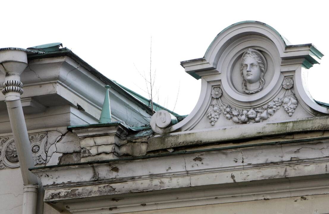 Pinigai: pastatui verkiant reikalinga rekonstrukcija, tačiau darbai stringa dėl lėšų stokos.