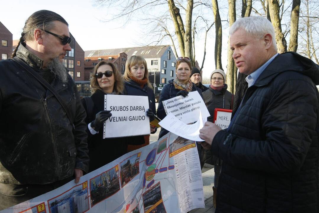 Žingsnis: Klaipėdos bendruomenių asociacijos atstovai įteikė merui V.Grubliauskui kreipimąsi, kuriuo prašoma naikinti įsakymą dėl Klaipėdos miesto bendrojo plano koncepcijos.