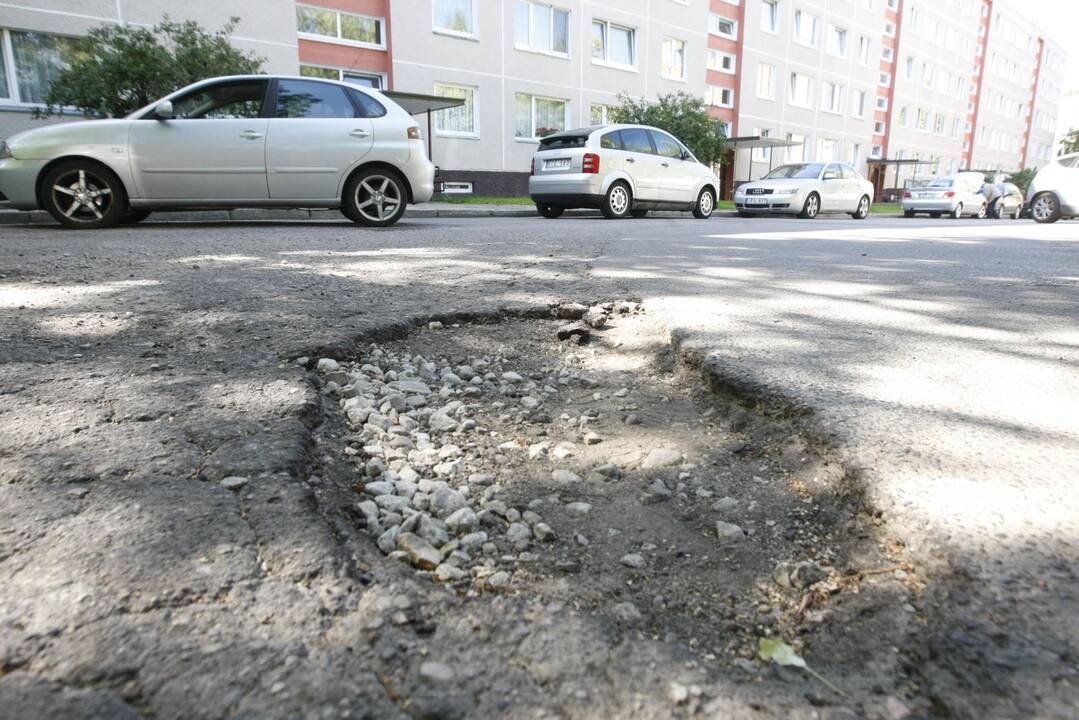 Bėda: vairuotojai piktinasi, kad dėl neužlygintos duobės kasdien kenčia jų automobiliai.