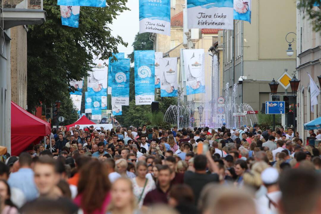 Darbai: praūžus šventei, mieste pradėtos švarinti gatvės.