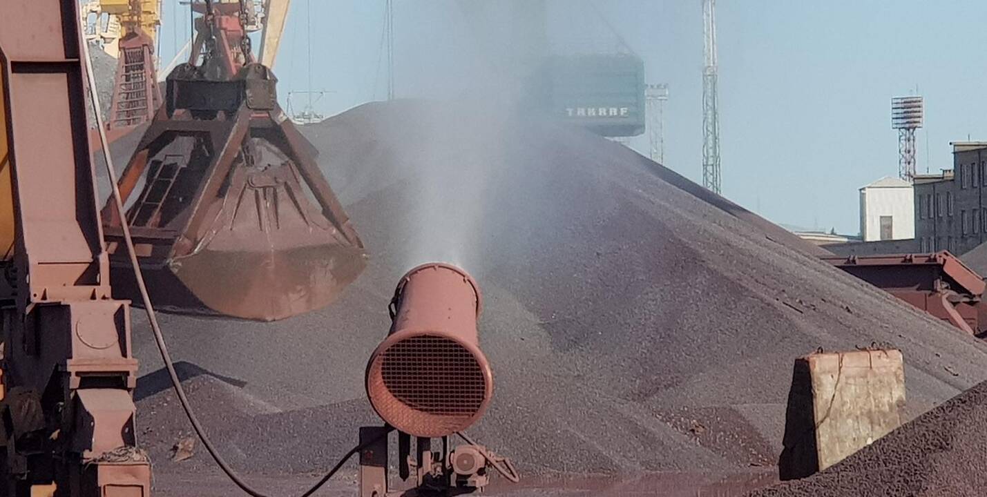 Pavyzdys: vandens patranka dirba Rygos uosto anglių terminale.