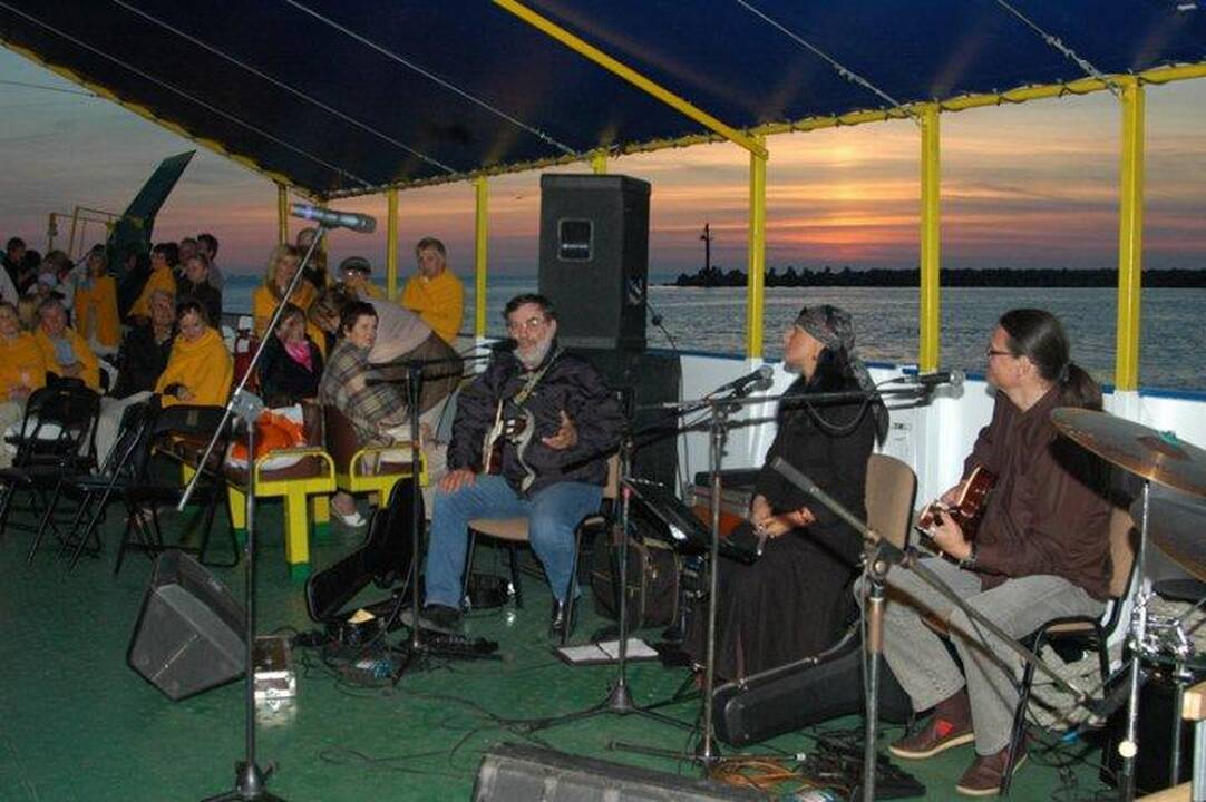 Ant „Muzikuojančio kelto“ denio – grupė „Čilinam“