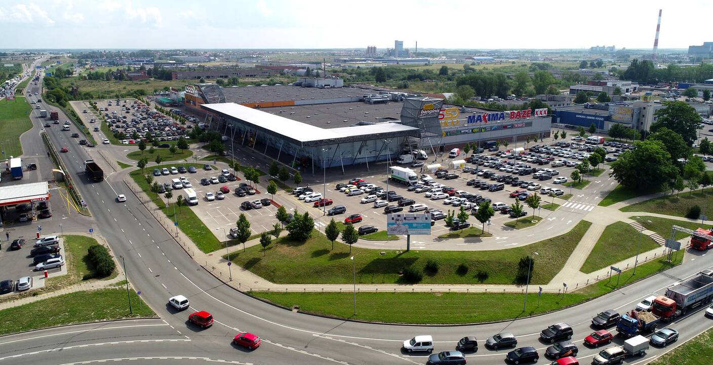 Automobilio "Opel Corsa" laimėtoja R. Micavičienė (kairėje), dešinėje – "Opel" atstovė J. Gedgaudienė.
