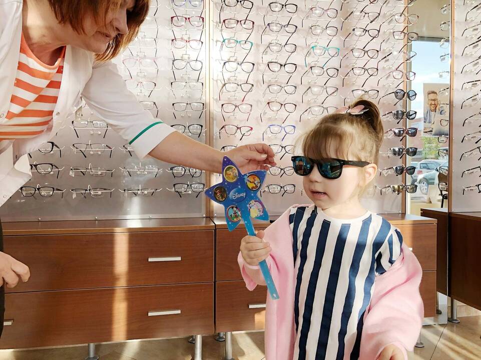 Svarbu: gydytoja akcentuoja, kad vaikams būtina nešioti akinius nuo saulės.