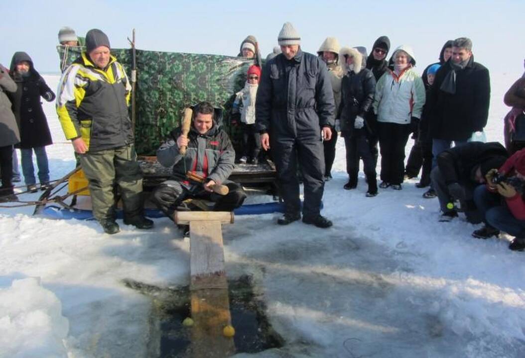 Permainos: tradicinę žvejybą bumbinimu "Stintapūkio" metu teks perkelti į krantą.