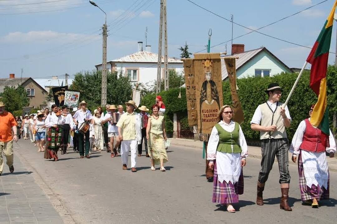 Klojimo teatrų eisena Punsko gatvėmis į lietuvių skanseną.