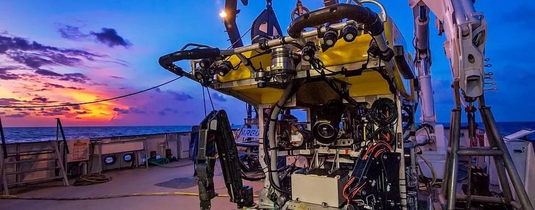 Aparatas: į vandenį nuleidžiamas povandeninis robotas „Hercules“.