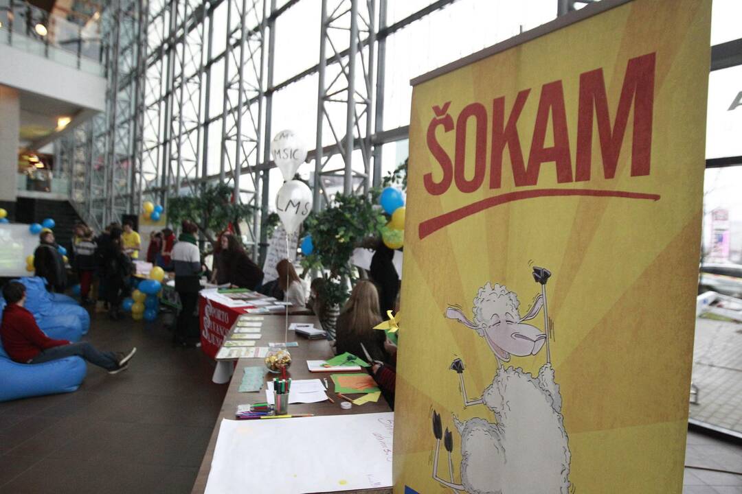 Susibūręs jaunimas kvietė šokti ir rūpintis seneliais