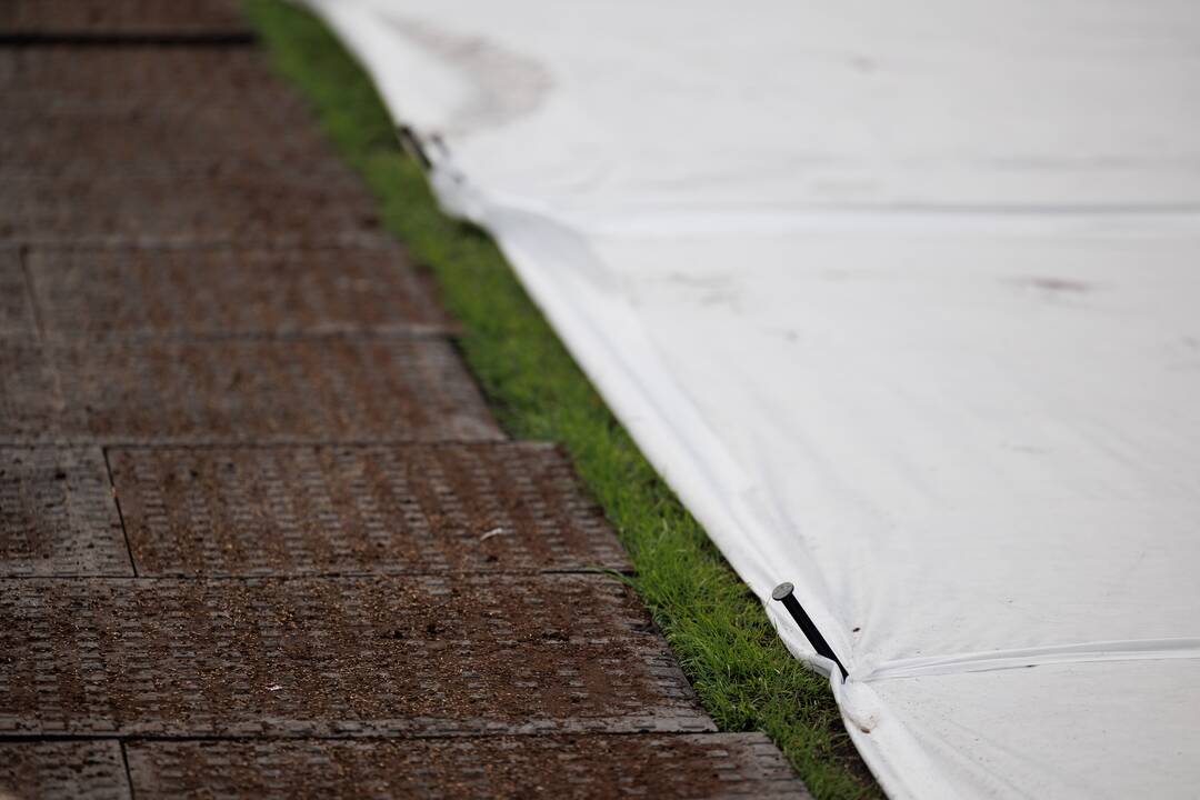 Dariaus ir Girėno stadiono veja uždengta agroplėvele