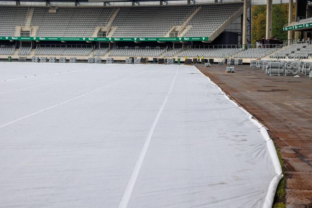 Dariaus ir Girėno stadiono veja uždengta agroplėvele