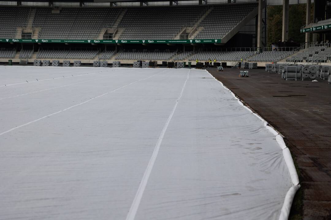 Dariaus ir Girėno stadiono veja uždengta agroplėvele