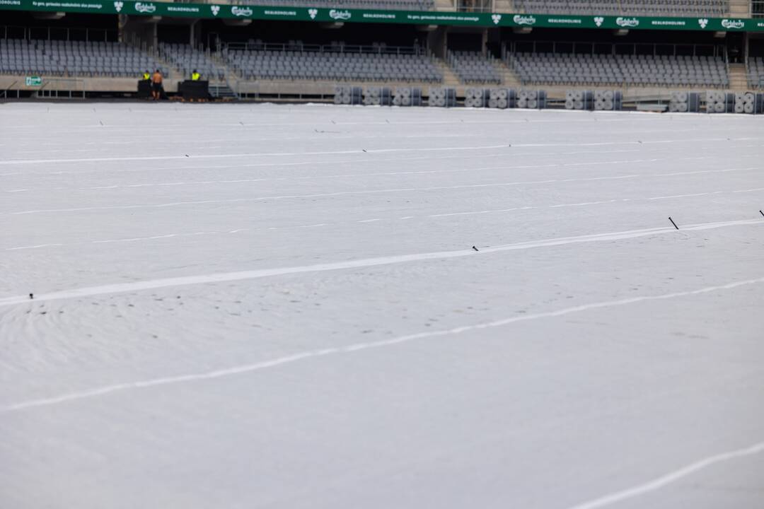 Dariaus ir Girėno stadiono veja uždengta agroplėvele