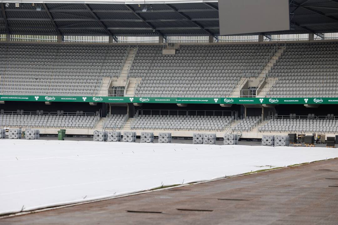 Dariaus ir Girėno stadiono veja uždengta agroplėvele